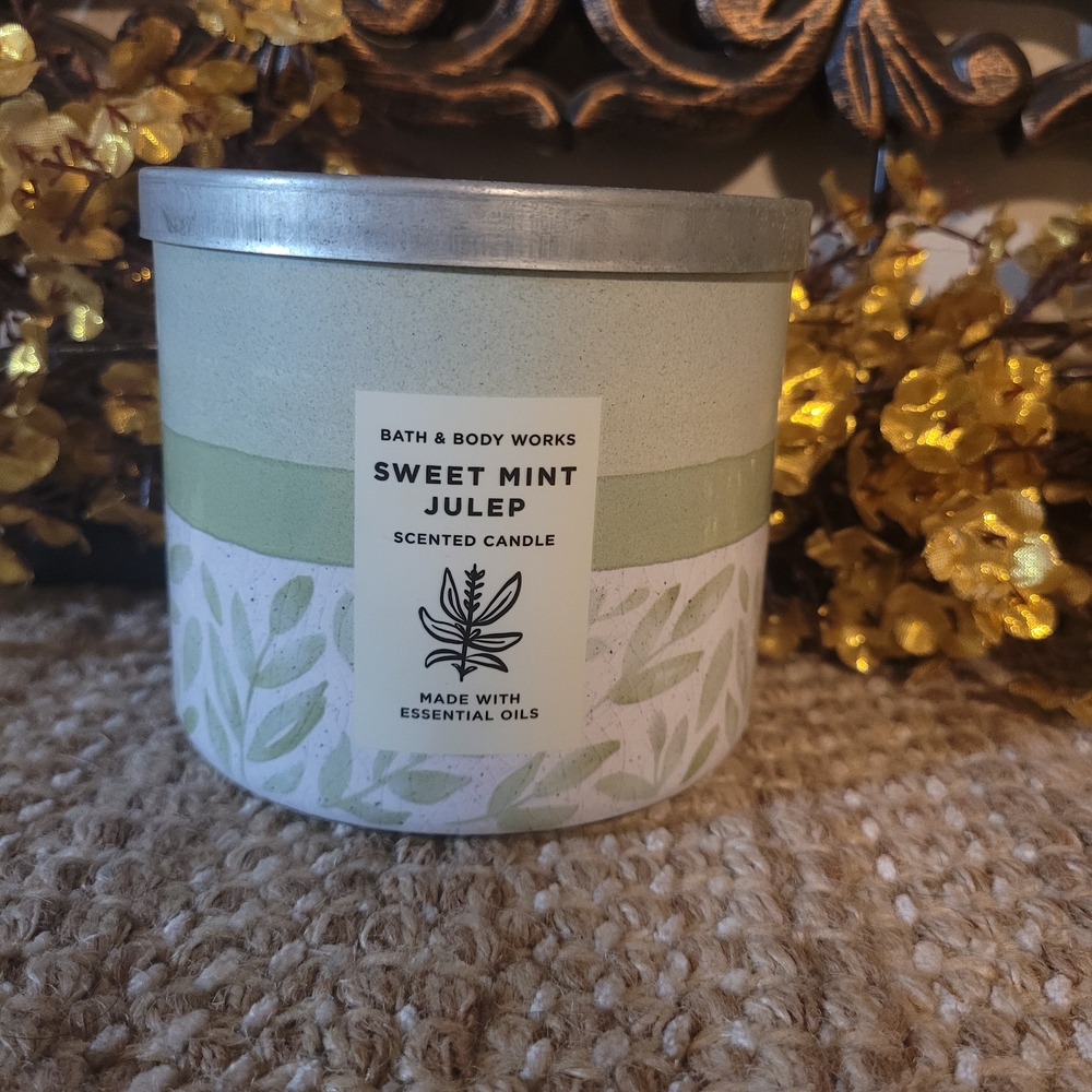 Bath & Body Works Green and Cream Botanical Candle